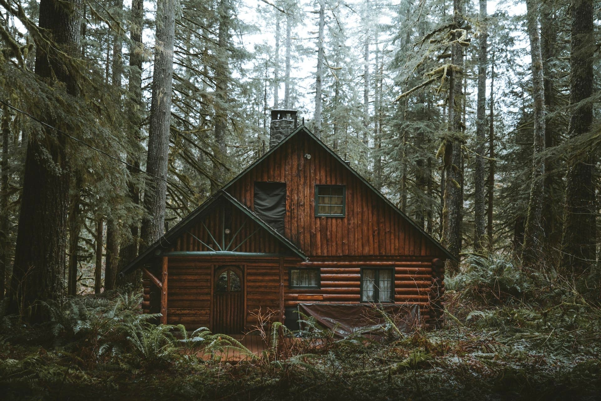 A grand coastal lodge above the Oregon shoreline